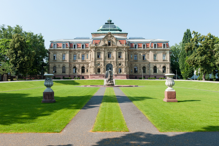 Palais mit Brunnen