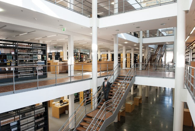 Blick Richtung Innenraum der Bibliothek mit Treppe
