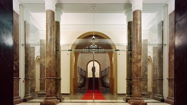 Eingang Palais - Blick zur Innentreppe